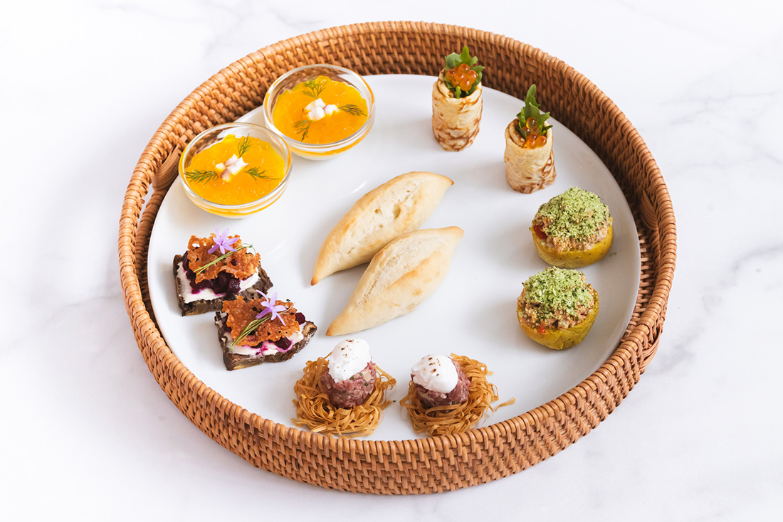 KONA BAGUETTE HERB BEET AND MANCHEGO BRUSCHETTA TRUFFLE CAULIFLOWER MOUSSE SMOKED SALMON CREPE TANDOORI CHICKEN, CURRY FOCACCIA BEEF TARTARE